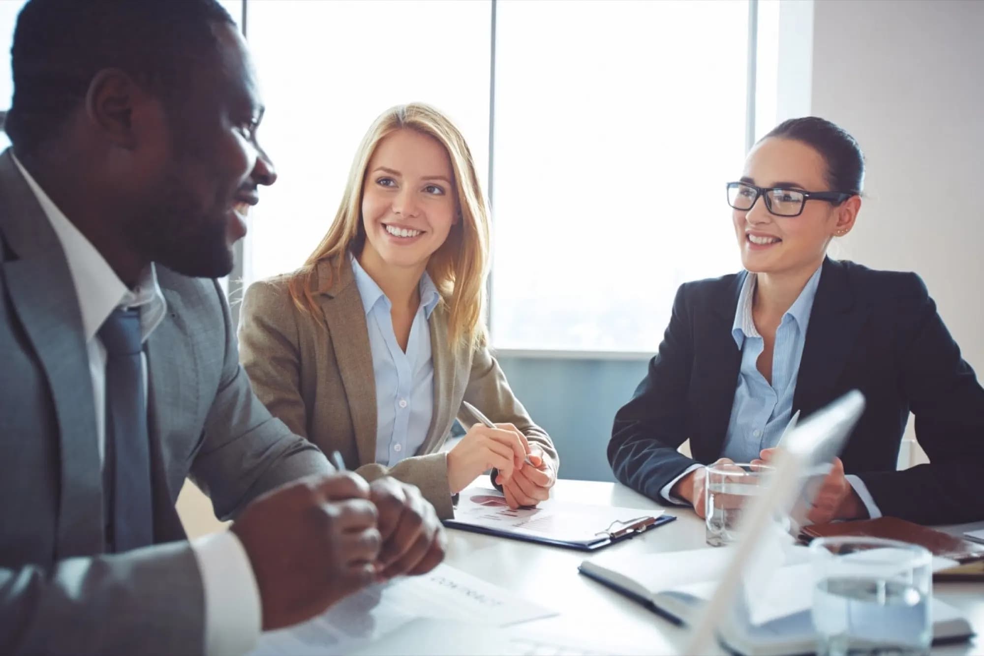 Échange professionnel autour d'un recrutement, visuel du site Acurion Conseil