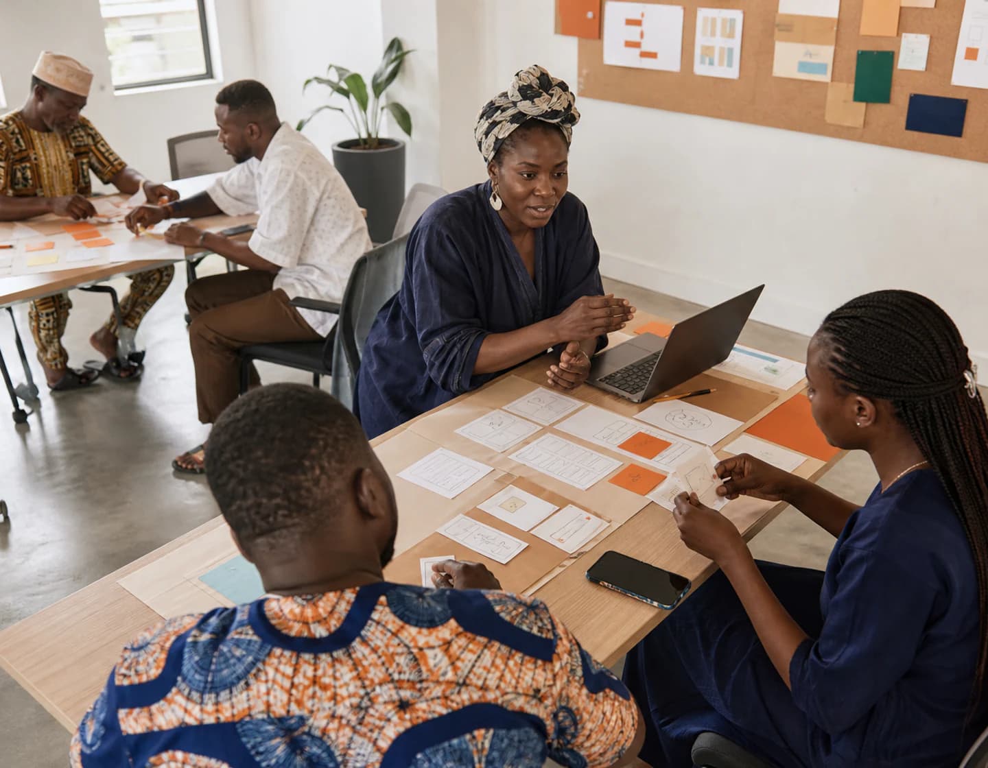 Apprenants Africodlab réalisant un prototype numérique en atelier pratique