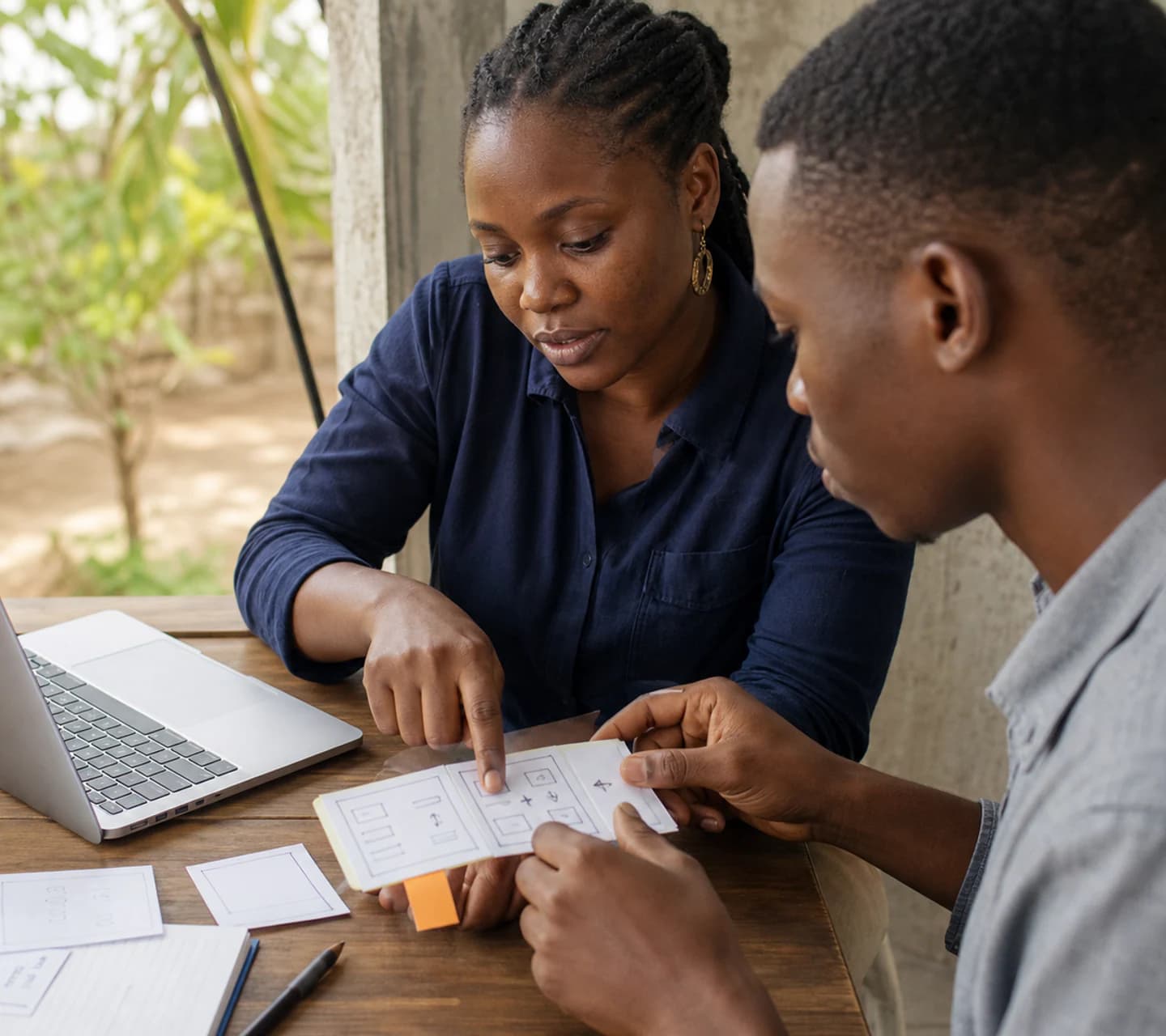 Mentore Africodlab accompagnant un apprenant sur un prototype d'application